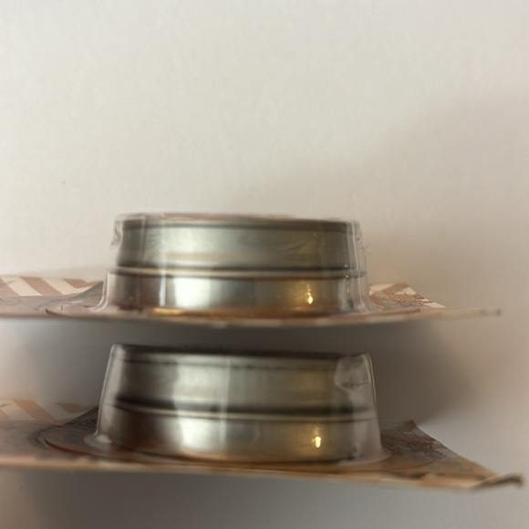 L.A. COLORS® EYESHADOW. 3 COLOR EYESHADOW POT. GLIDES ON EVENLY. - Picture 4 of 4